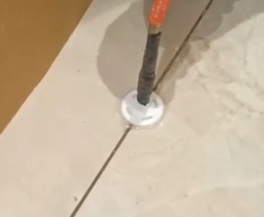 耿马瓷砖空鼓维修公司专业解答瓷砖在铺贴过程中，如果没有涂抹均匀到位的粘结材料（如水泥砂浆或瓷砖胶），可能会导致以下问题